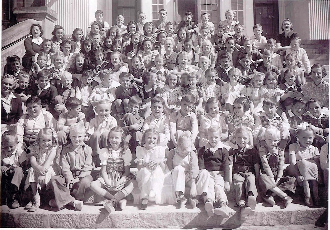 ..//images/1943_school_party_best.jpg
